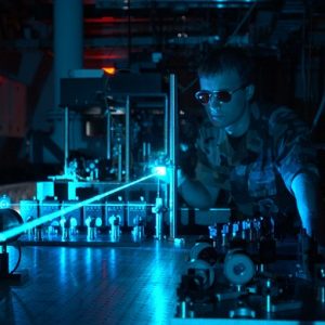 Как да се огъне лазерния лъч: един забавен експеримент – Видео