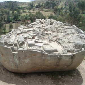 Тайнствен камък с макет на града в Перу