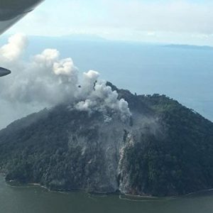 На вулканичния остров Папуа-Нова Гвинея има евакуация